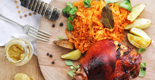 Свиная рулька с квашеной тушеной капустой под пиво