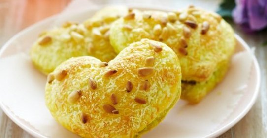 Слойки со шпинатом и сыром