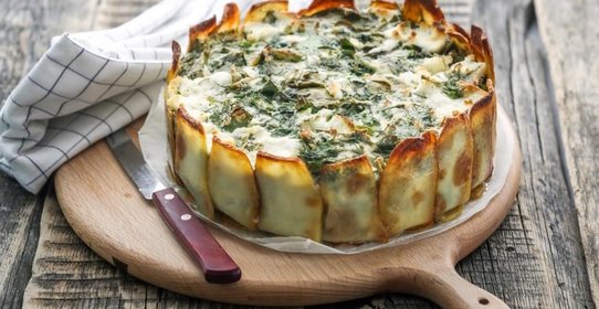 Картофельный пирог с начинкой из зелени