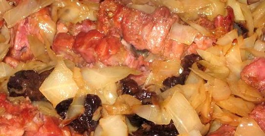 Капуста тушеная с копчеными ребрышками