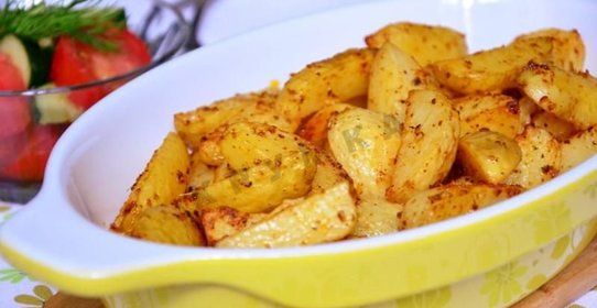 Картофель запеченный с чесноком в духовке