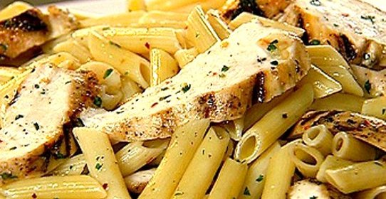 Жареная курица с макаронами и петрушкой