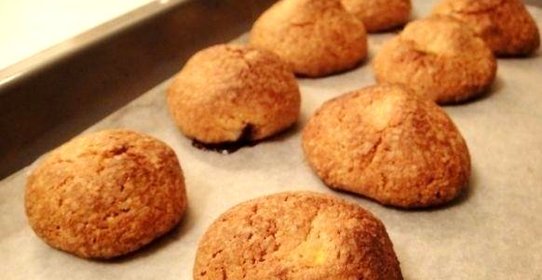 Амаретти с малиной и манго