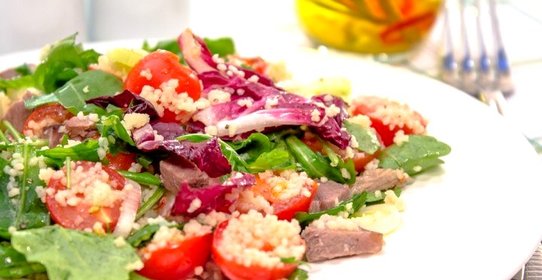 Салат с мясом, кускусом и черри