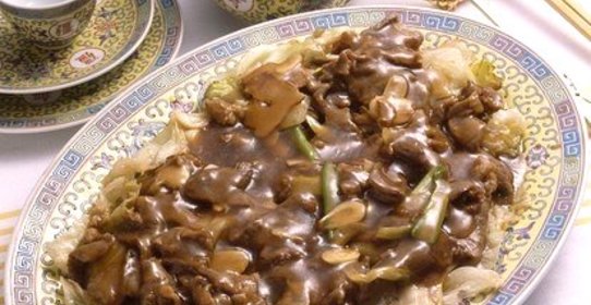 Жареная говядина со спаржей и грибами