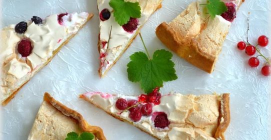 Галета с сезонными ягодами в безе