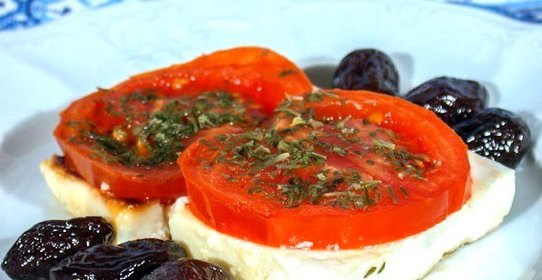 Брынза, запеченная с помидорами (Саганаки)