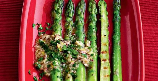 Жареная спаржа с пастой из анчоусов и лимона