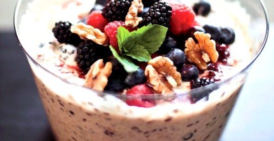 Домашние мюсли с фруктами, ягодами и орехами