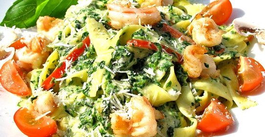 Зеленые феттучини с креветками и шпинатом в сливочном соусе
