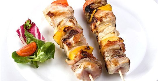 Свинина на шпажках с острым яблочным соусом