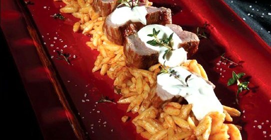 Свиная вырезка с орзо и соусом дзадзики