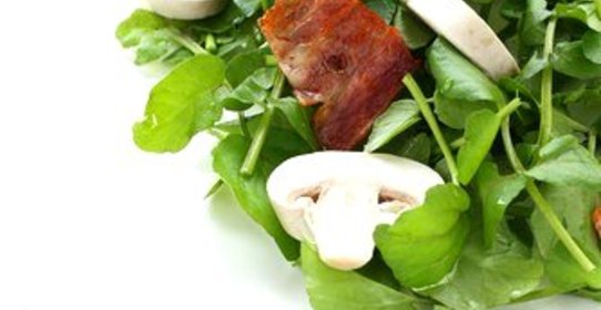 Салат-ассорти с жареными шампиньонами и копченым беконом