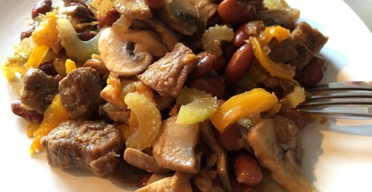 Говядина с имбирем, фасолью, овощами и грибами