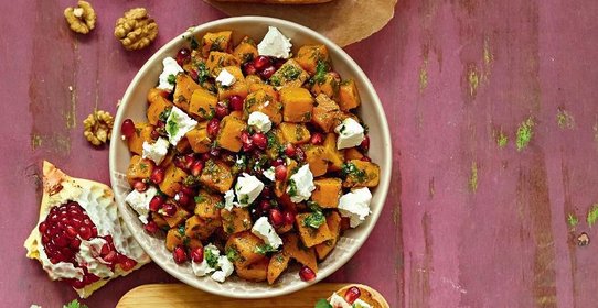 Теплый салат из сладкого картофеля с гранатами