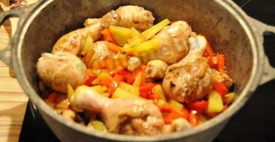 куриные ножки с грибами в духовке в горшочке