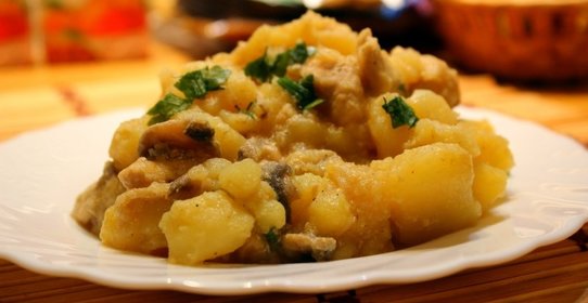 Картофель тушеный с курицей и шампиньонами