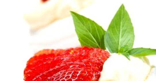 Пирожные безе с клубникой