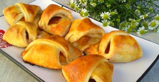 Слойки со сливами