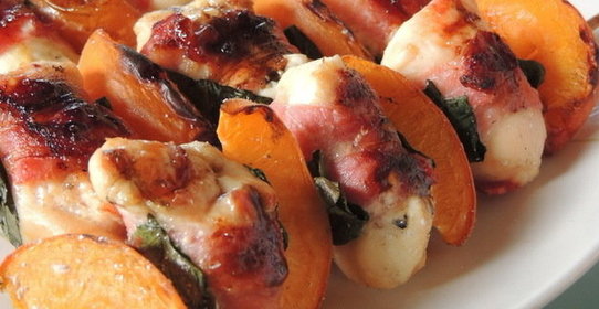 Курица с абрикосами на шпажках