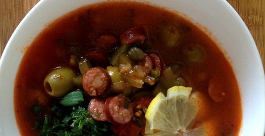 Солянка с копчеными ребрами и колбасками