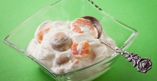 Сметанный салат с креветками и шампиньонами