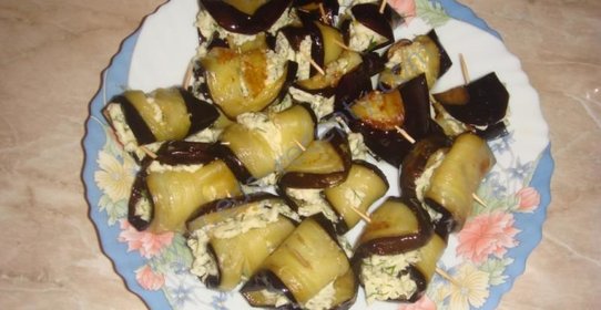 канапе рулетики из баклажанов с сыром и чесноком