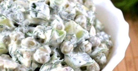 Зеленый салат с курицей, горошком и огурцами