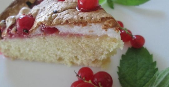 Пирог с красной смородиной и безе