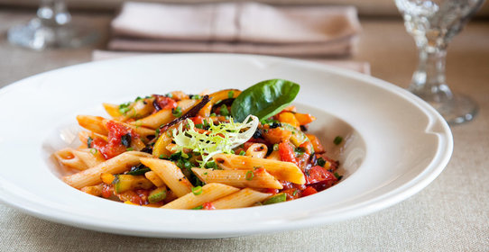 Пенне с печеными овощами и томатным соусом