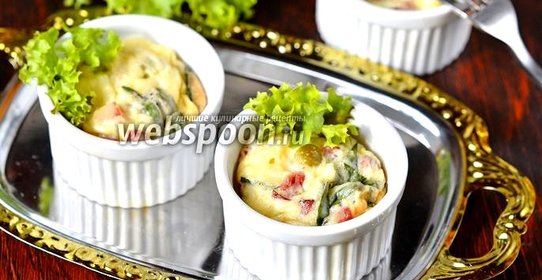 Порционный омлет с тархуном, горошком и колбасой