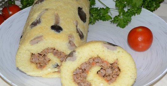 Бисквитный рулет с грибами и мясом