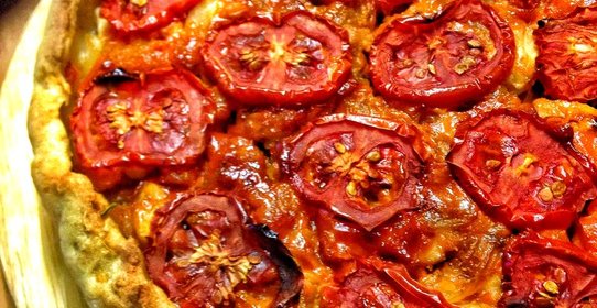 Деревенский пирог из картофельного теста с мясом и овощами