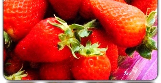 Молочный десерт с кусочками клубники