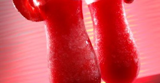 Ледяной арбузный коктейль с клубникой