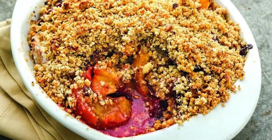 Пирог-крошка с фруктами и фундуком