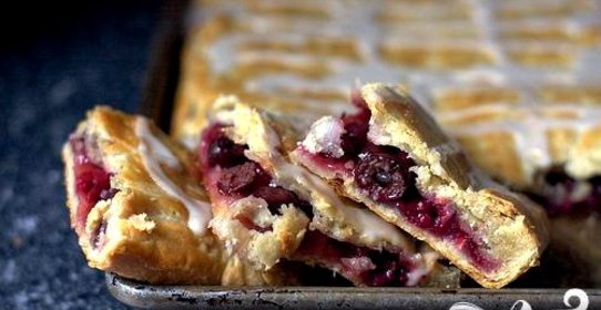 Слоеный вишневый пирог с глазурью
