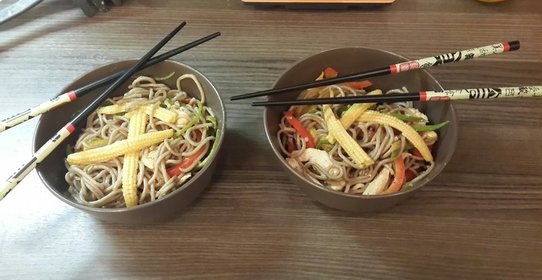 Лапша с овощами и курицей