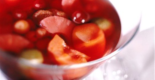 Летний фруктово-ягодный пунш с розовым шампанским