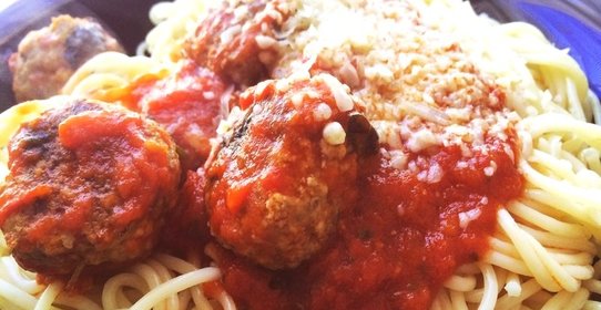 Спагетти с фрикадельками в томатном соусе