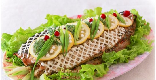 Лосось запеченный с начинкой из мелкой белорыбицы в зелёном маринаде