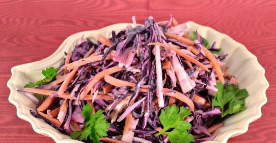 Салат из краснокочанной капусты с морковью и крабовыми палочками