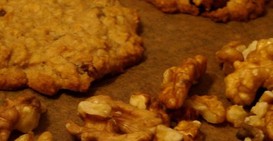 Овсяное ароматное печенье с медом, грецкими орехами, изюмом