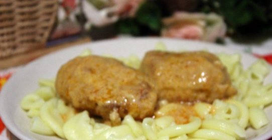 Куриные котлеты с пекинской капустой в сметанно-томатном соусе