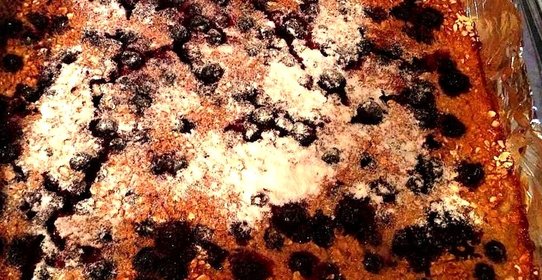 Овсяный пирог с бананами и ягодами