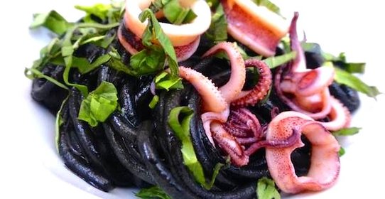 Спагетти с чернилами каракатицы