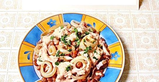 Свиные уши с фасолью по-деревенски