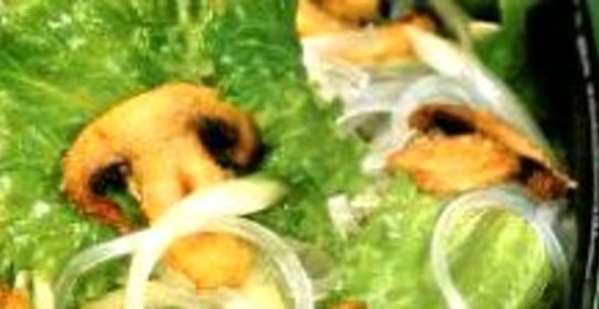 Грибы в сухарях, с рисовой лапшой и салатом фризе