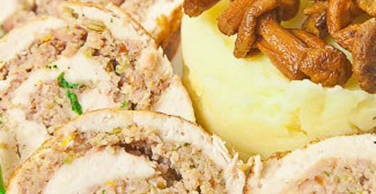Рулет из курицы с картофельным пюре и лисичками