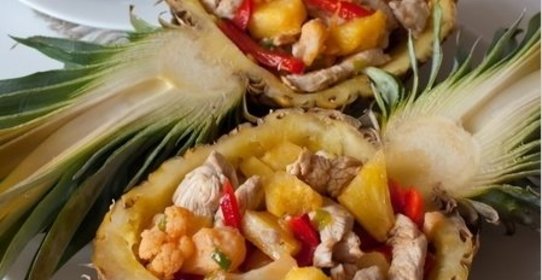 Салат в ананасе